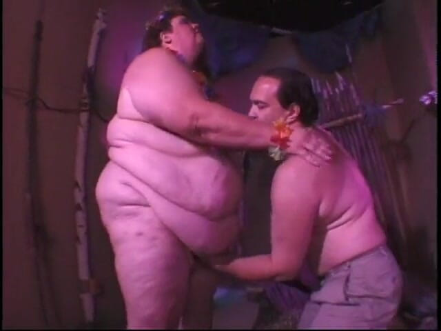 Give me BBW: Enorme troia dalla pelle lattea si fa sditalinare la figa...