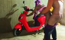 Indian Hijraji: Transsexual dança na scooter elétrica em sua própria casa e...