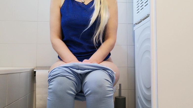 RavenBigAss: Raven kencing di kamar mandi pagi-pagi