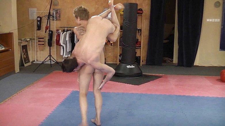 European Lift and Carry Club: कुश्ती मैच के बाद वह उसे अच्छी लंड चुसाई देती है