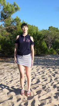 해변에서 벌거벗은 예쁜 18세 갈색 머리