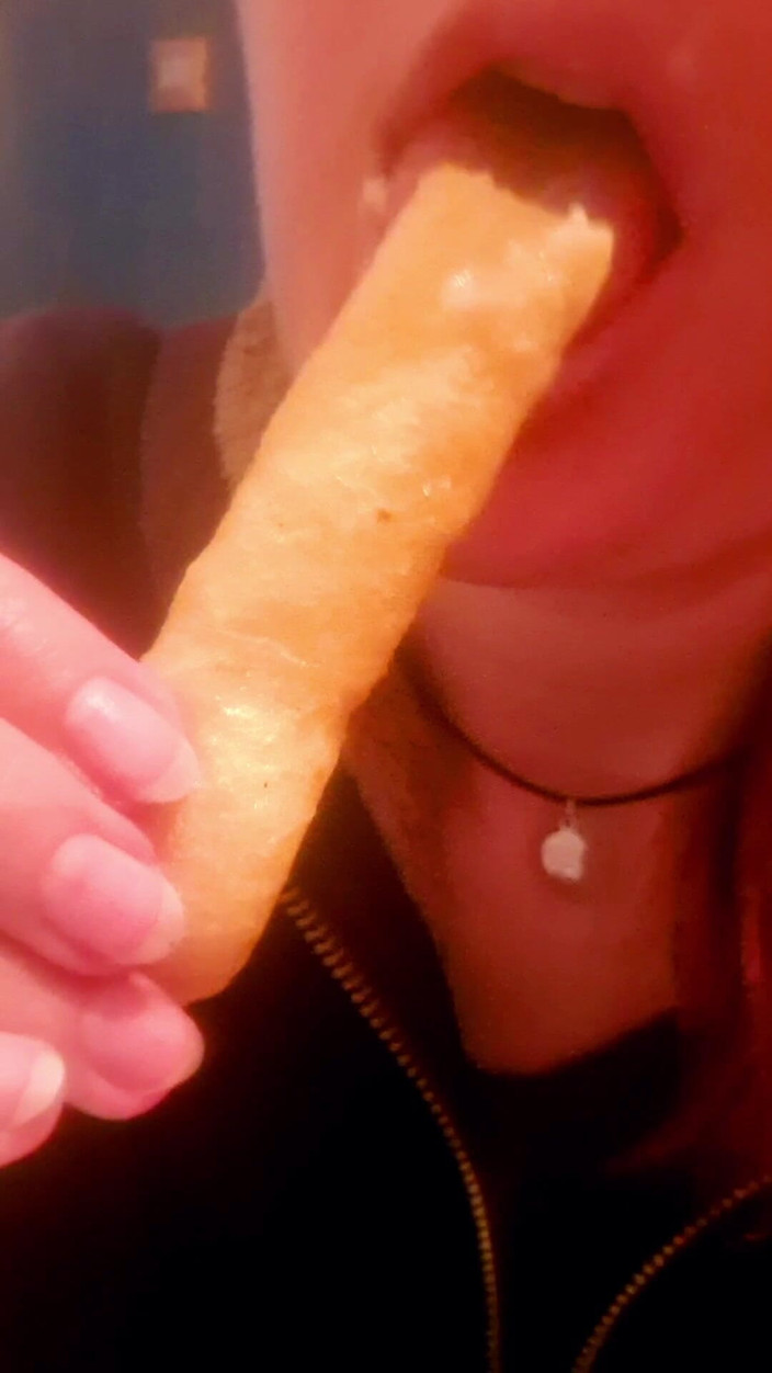 Ana Liz: Perverzní dívka saje brambory