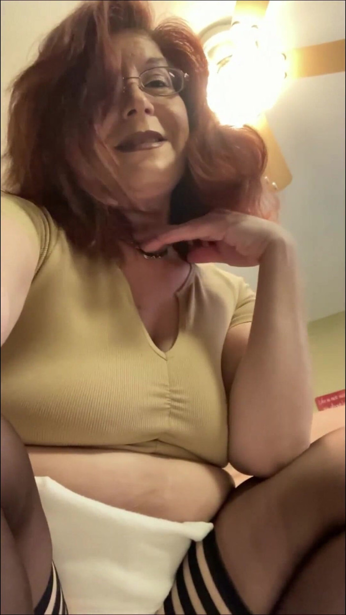 Elianna: Buka celanamu, tarik kontolmu dan istirahatlah denganku. Kami berdua pantas...