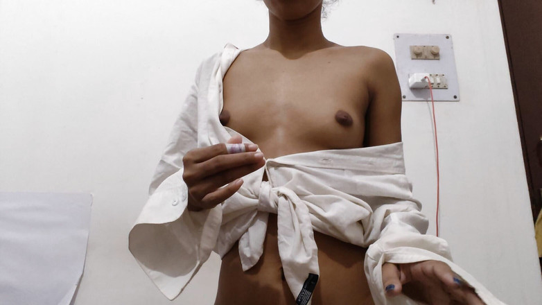 desigirl93: देसी भारतीय लड़की शरीर और अपनी ताजा कुंवारी चूत दिखाती है