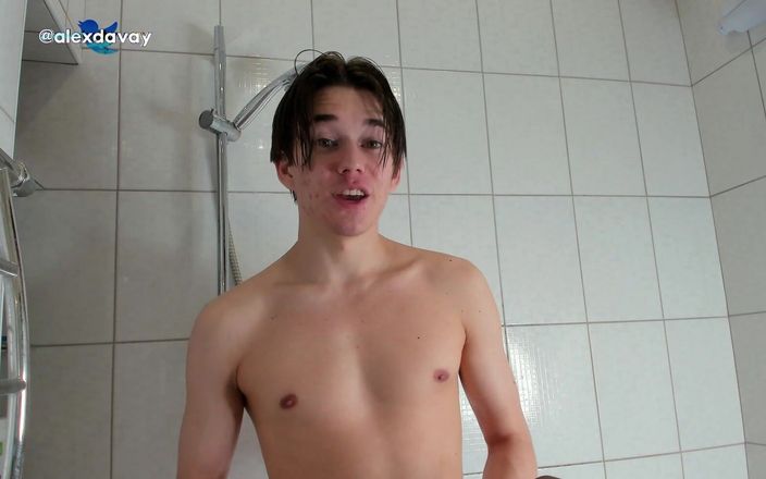 Alex Davey: Un nuevo video para ustedes, corrida en la ducha, estoy...