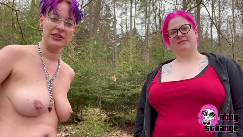 Abby Strange: Alex och jag pissar i skogen