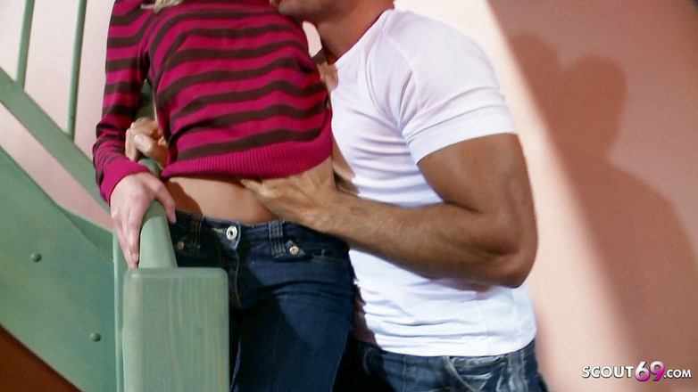 Full porn collection: Sexy ragazza magra viene scopata da vicini sulle scale