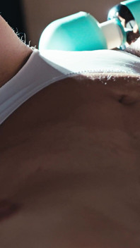 Il Me Branle Avec Mon Vibromasseur, Mais Je Veux Finir Seule Pour Un Orgasme Intense