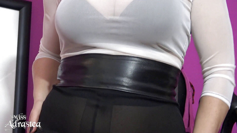 Miss Adrastea: Menjadi lemah di bawah pantat saya!