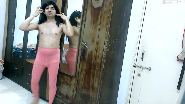 Cute & Nude Crossdresser: 핑크 팬티 스타킹과 팬티를 묶는 귀엽고 달콤한 크로스드레서 펨보이 달콤한 롤리팝.