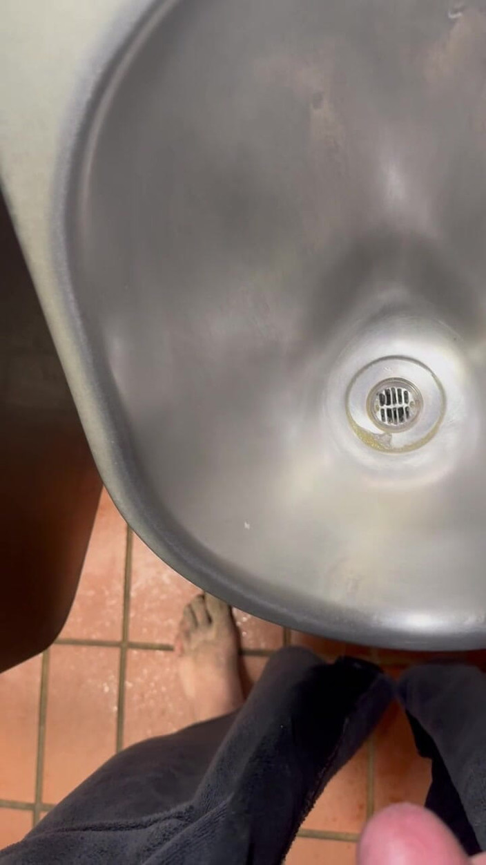 Slave 1976: Em um banheiro local