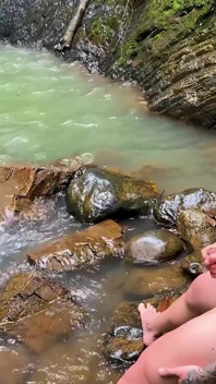 Une morbide se masturbe pendant que je me déshabille dans la rivière - Silvana Lee et Brian Evansx