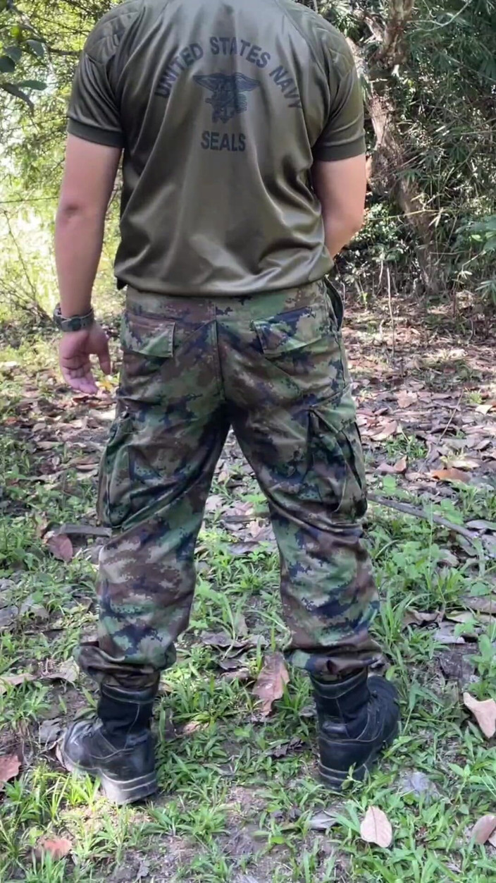 Hiroshi_cr: Solider wichst und kommt bei der arbeit