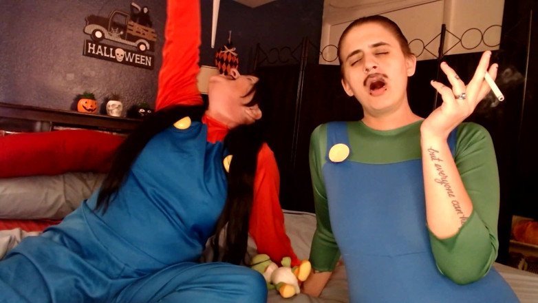 Abby Anna: Halloween cosplay rauchpause