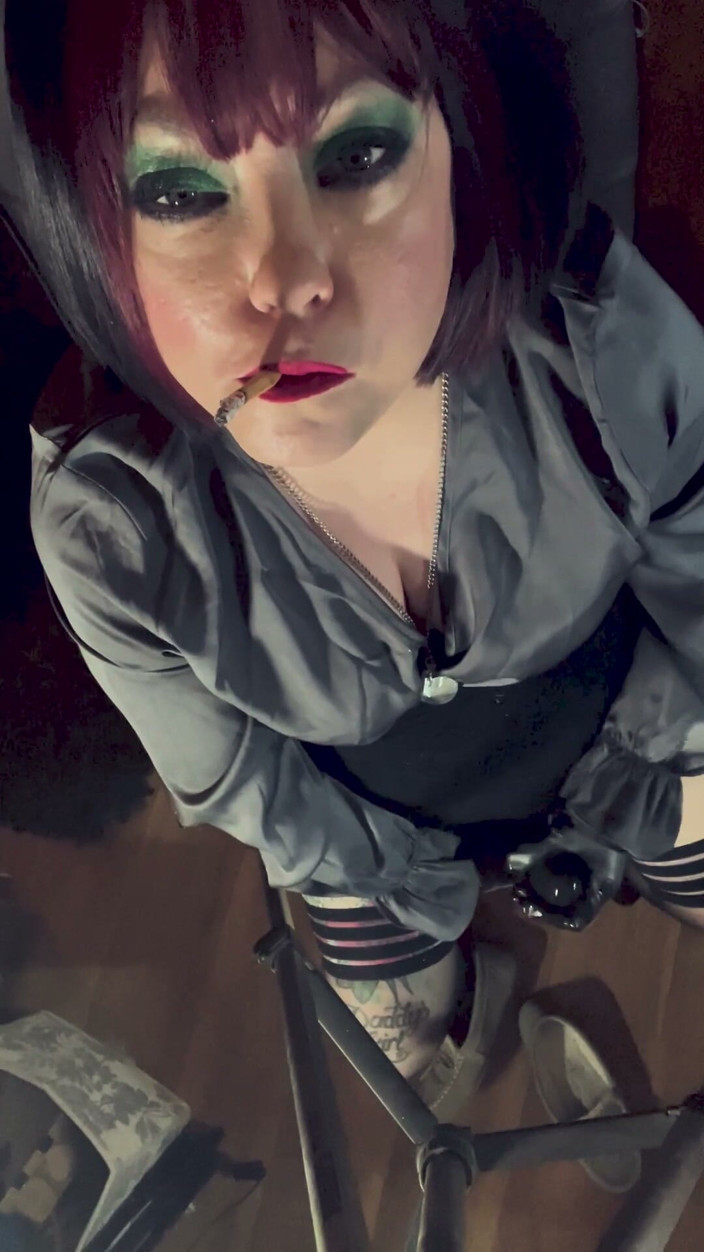 Tina Snua: 큰 자지를 빨고 싶어하는 엄마 - 페니반 흡연 페티쉬 비 밀프 엄마