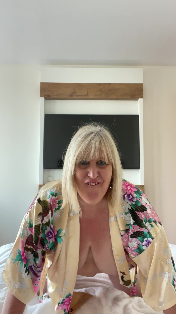 catherinecan69: Büyük otel yatağımda beni domaltarak sik. Aman tanrım yatakta gıcıklıyor...