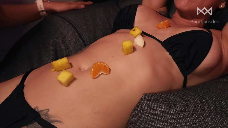 Angelmuscles: La voglia di dolce del mio coinquilino: frutta servita sopra...