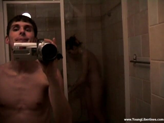 Young Libertines: Powerful blowjob in a shower