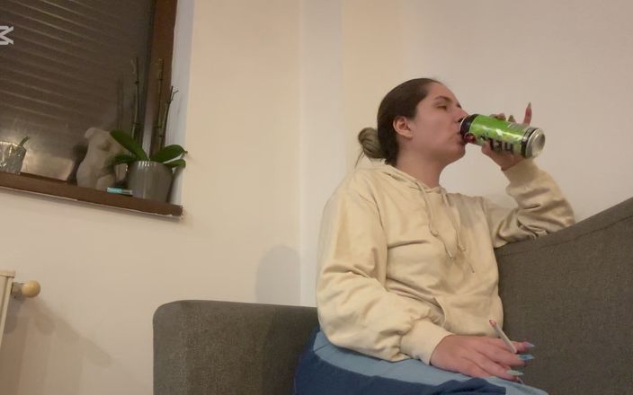 NipsAndStrips: Bubbly Prdí na gauči