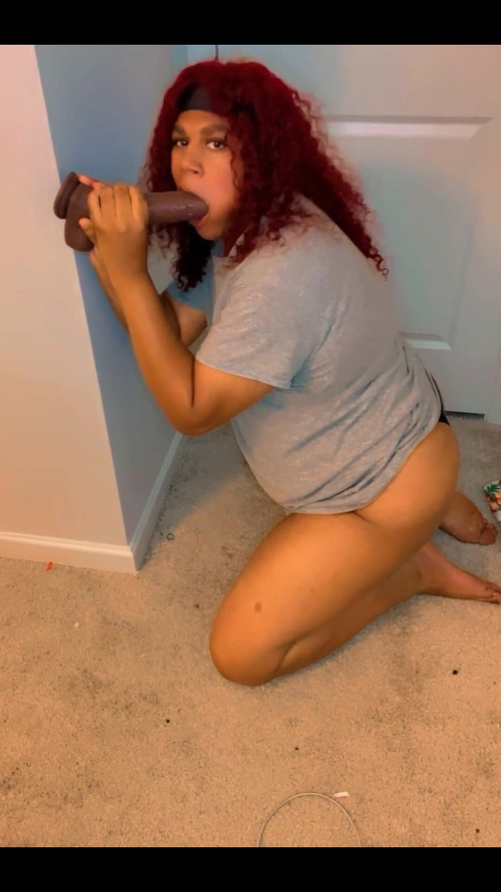 Hicktown_hoochi: Aku lagi asik nyepong dildo ukuran kontol raksasa pria kulit...