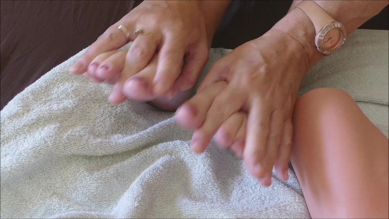 Natalie K: ディルドの足コキと淫語であなたが私の素足の間に射精するように