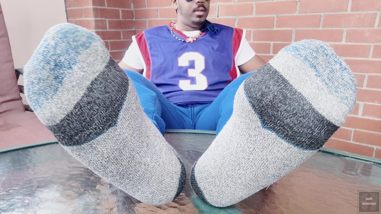 Soft Soleman: Я торкаюся і показую свої чоловічі ноги в солярії (2025)