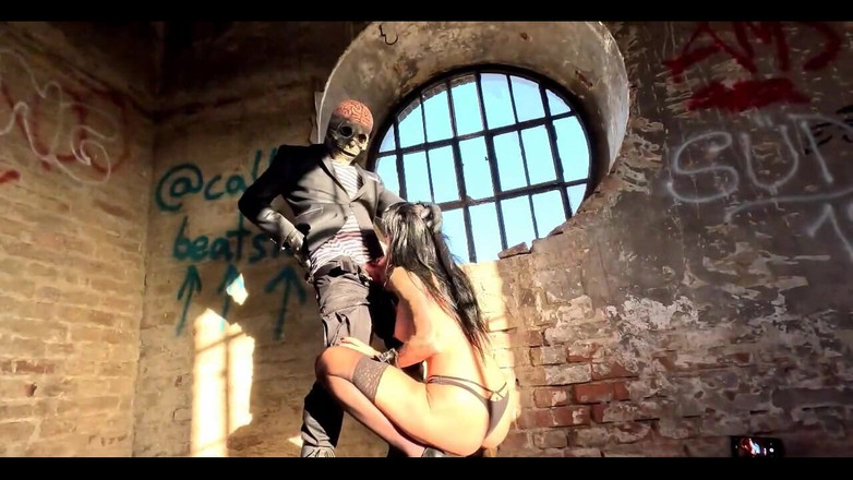 Miss Lilith devil: パート2:ゾンビといじめて