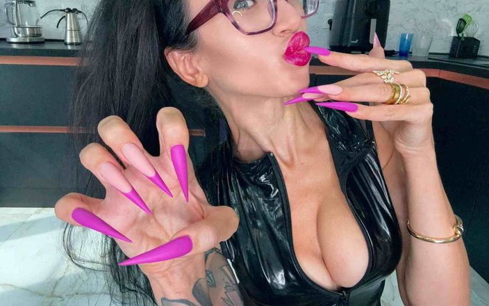 Julia domaina: 新的紫色长指甲，尖锐的高跟鞋，手掌，用唾液打手枪，黑色 pvc 在我身上