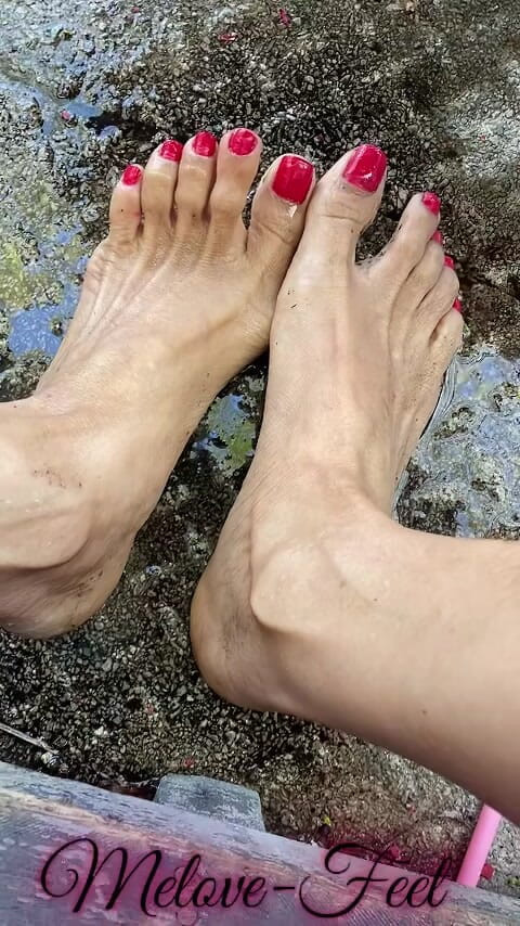Naelor: Melove sexy špinavé nohy s dlouhými červenými nehty