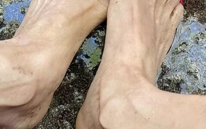 Naelor: Melove sexy schmutzige Füße mit langen roten Zehennägeln