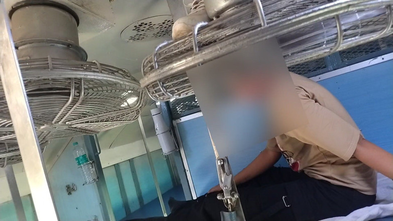 AKXpro: Een meisje haar dikke pik laten zien in de trein...