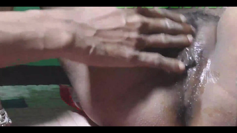 Girl friend2: Bicaralah jangan masuk ke dalam keramaian, masukkan ke dalam keramaian