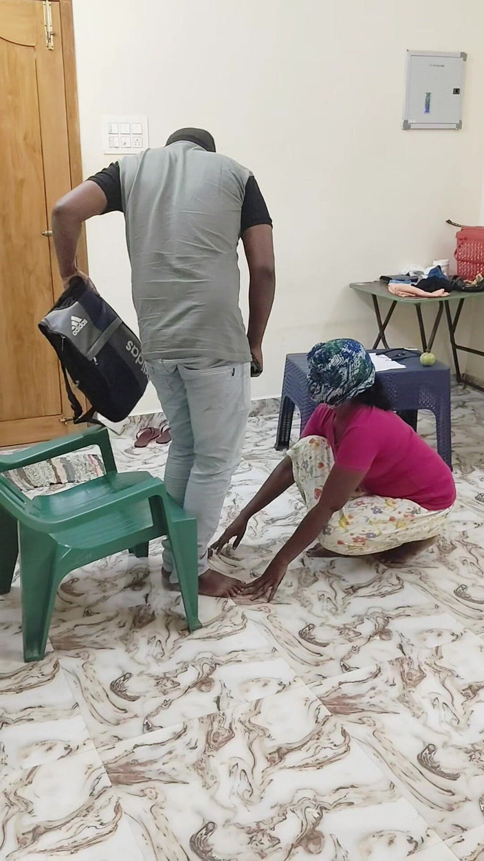 Thesana: Agente de colección de préstamos se folla a la esposa...