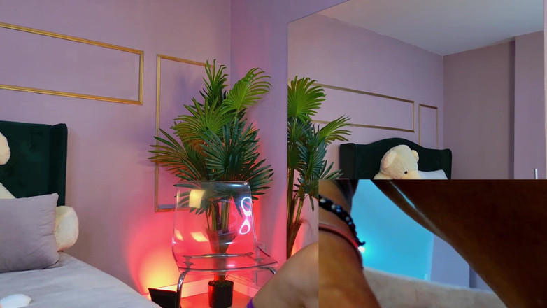 KirraWhite: Mama vitregă matură sexy își fute pizda cu un Fuckmachines