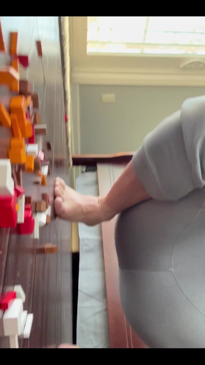 Jasons feet: टाइनी सिटी पर विशाल जेसन स्टम्प्स