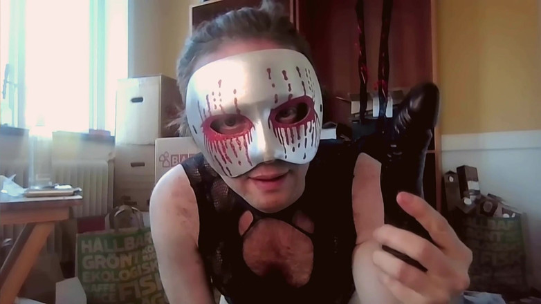 Oznob Oznofla: Sissyboy ukazuje svou sbírku sexuálních hraček