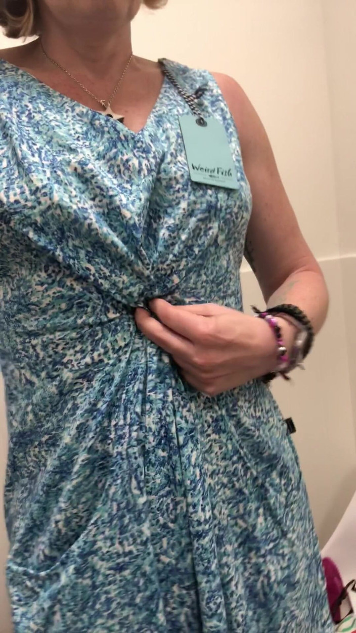 MistressWriggler: Ohne Bh, Commando, Tätowiertes Küken, Das Neue Kleidung Anprobe. Teil 1...