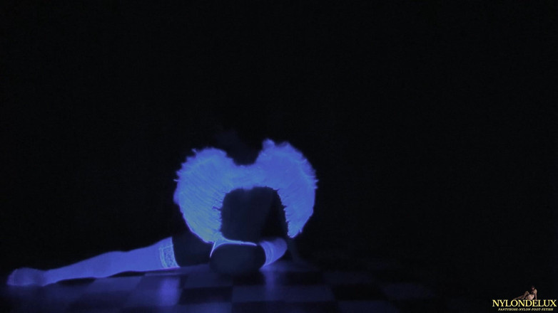 Nylondelux: Punčocha Neon Angel hands free sperma