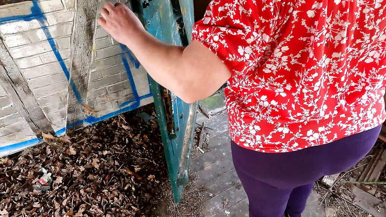 Bouncy Tits Action: पुरानी झोपड़ी में उसके स्तनों का उपयोग करना