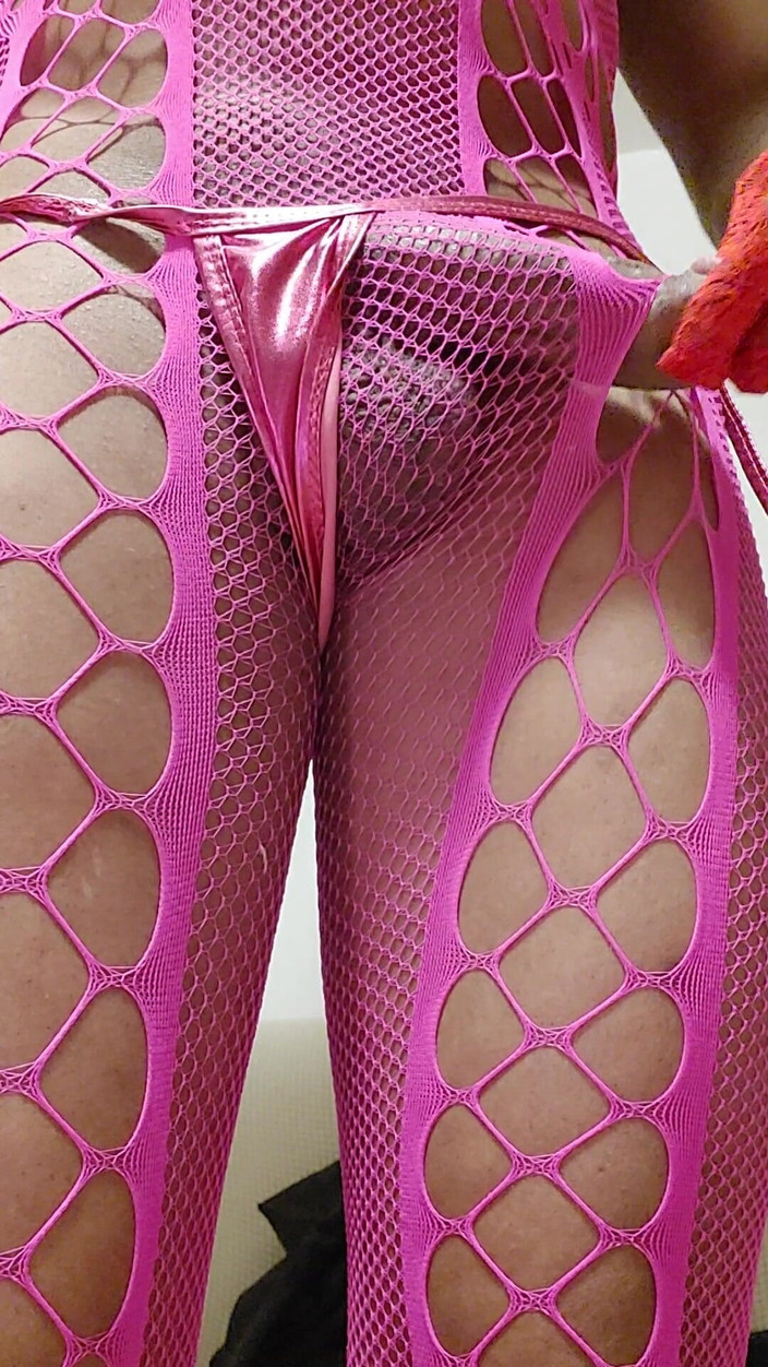 Milah CrossxxX: Milah展示她的粉红色渔网尾巴