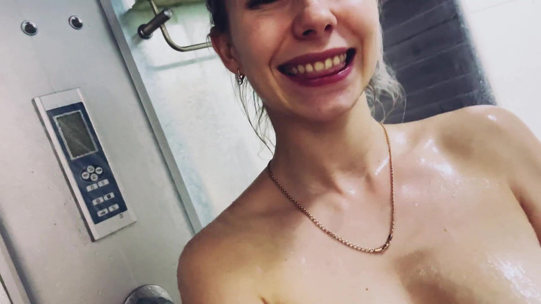 Vik1one: Si blonde dengan tetek besar membasuh seksi di bilik mandi