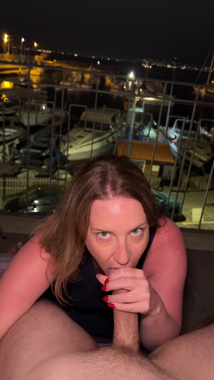 Avril Showers: Ingoia la sua sborra in un marina sulla costa di...