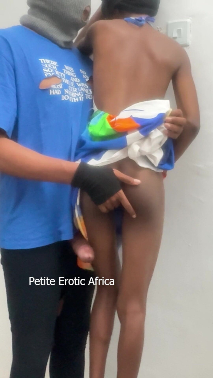 Petite Erotic Africa: Zu eng, um rein zu kommen