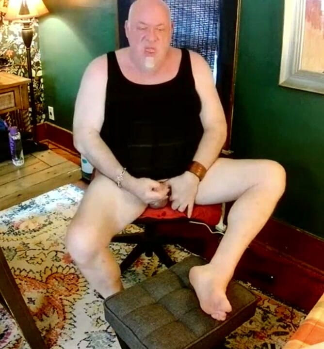 beardaddychub: Bearstepdaddychub se masturba y habla un ventilador caliente