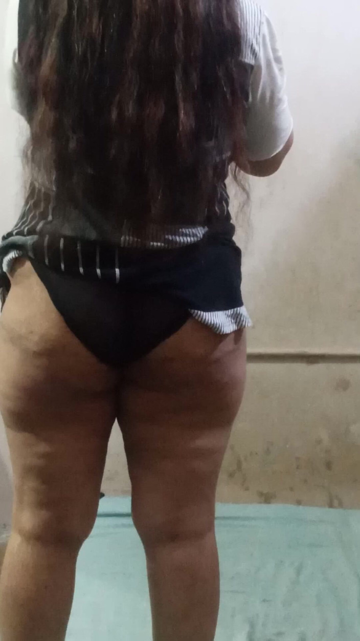 Yasmeen: 옷을 다시 갈아입는 섹시한 미시