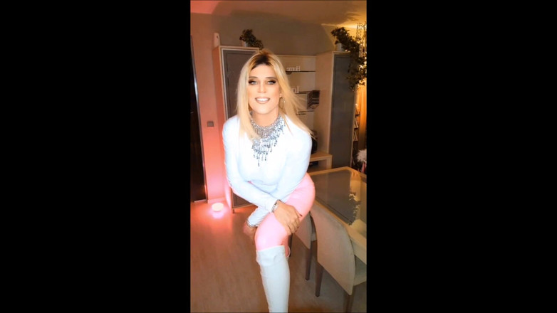 Melissa Glamour: Masivní stříkání v růžových pvc legínách