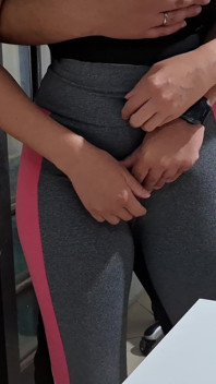 Masturbiert ihr Cameltoe auf dem Tisch mit der Hilfe des nachbarn