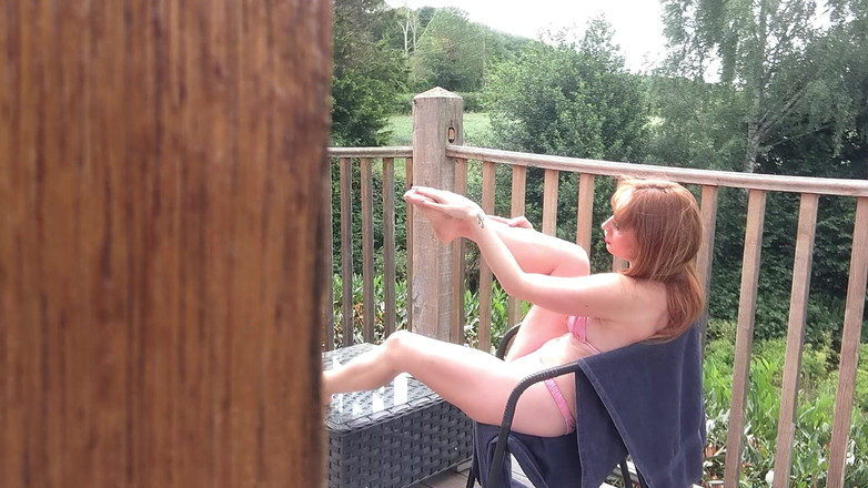 Lily kink: Zlobivá sousedka v zahradě perverzní