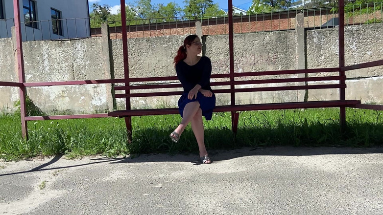 Elena917: Masturbuje s banánem a líže ho na autobusovém nádraží v...