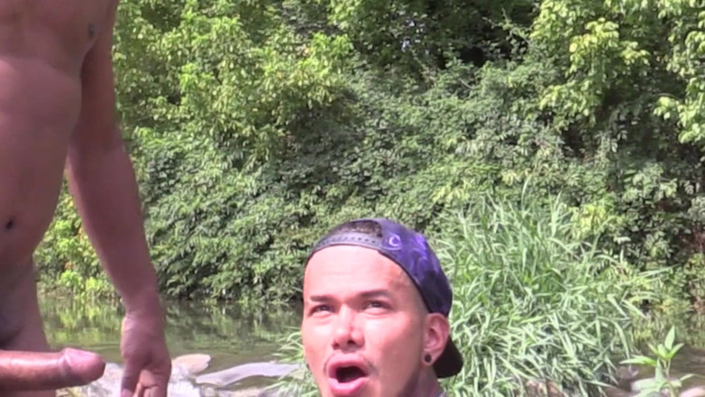 Macho factory: Người da đen và latinh làm tình ngoài trời, bên cạnh...